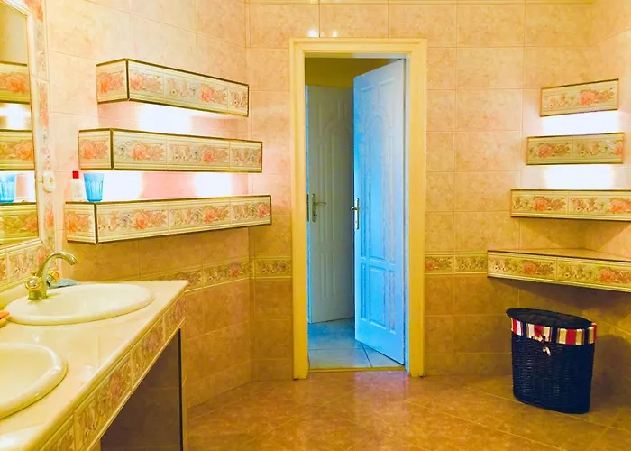 לינה וארוחת בוקר Apollo ולנצה