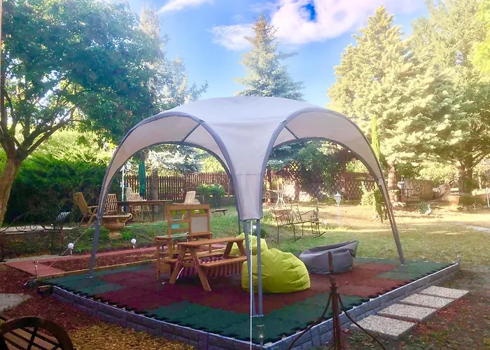 Apollo לינה וארוחת בוקר