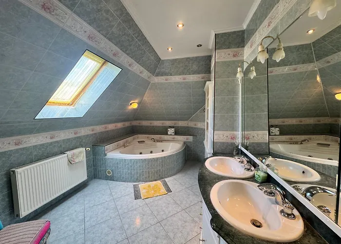 Apollo לינה וארוחת בוקר ולנצה