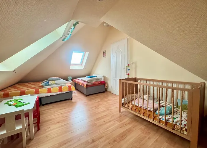 Apollo לינה וארוחת בוקר